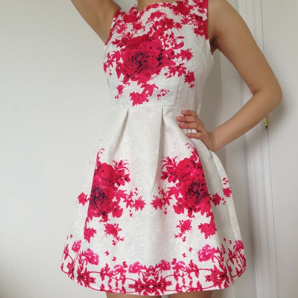 White dress with beautiful pink flower Small - Picture 1 of 5